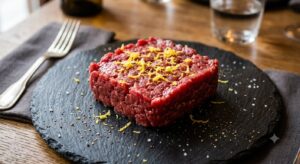 TARTARE DI KOBIETA CON ZEST DI LIMONE